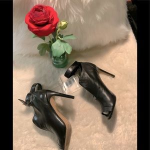 VINCE CAMUTO - Black Stilleto heel ankle strap peep toe shoe. Sz 5.5